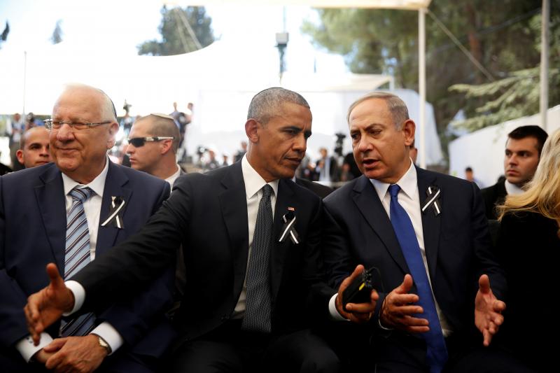 U.S. President Barack Obama speaks with Israeli Prime Minister Benjamin Netanyahu speak together at Shimon Peres&#039; funeral, September 2016.